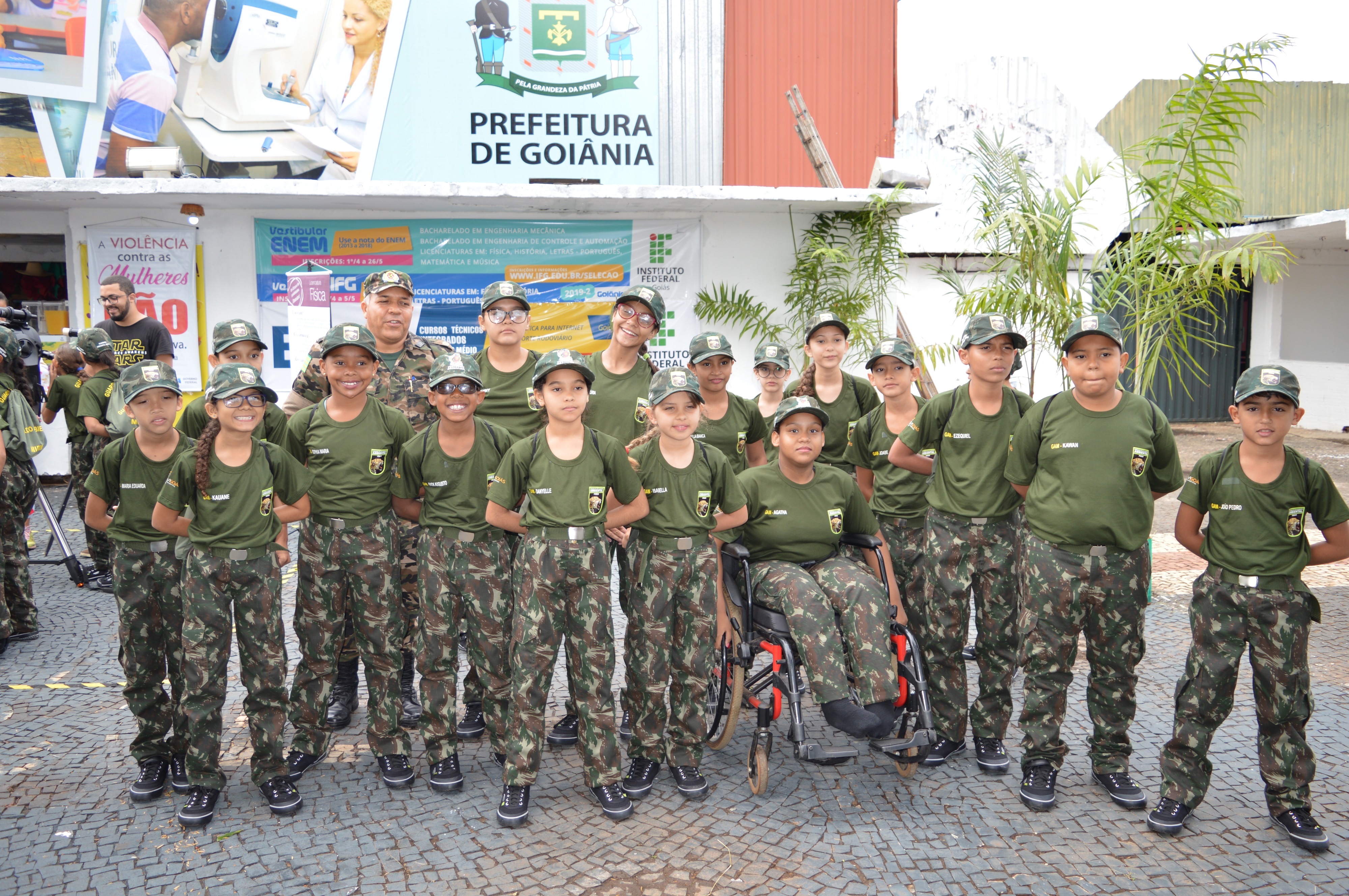 Alunos da Escola Municipal Dom Fernando Gomes dos Santos estiveram no estande do IFG - Câmpus Goiânia e participaram da observação do céu.